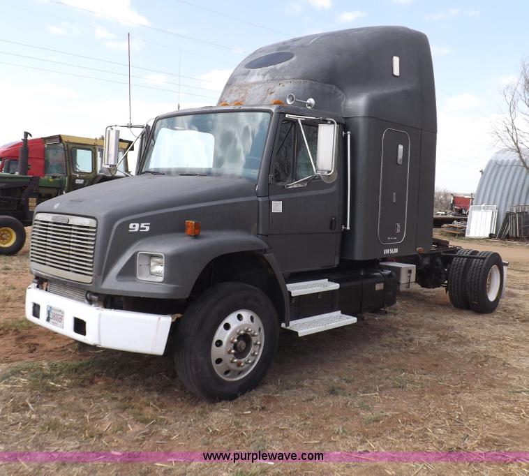 image for item H7181 1995 Freightliner FL106 semi truck