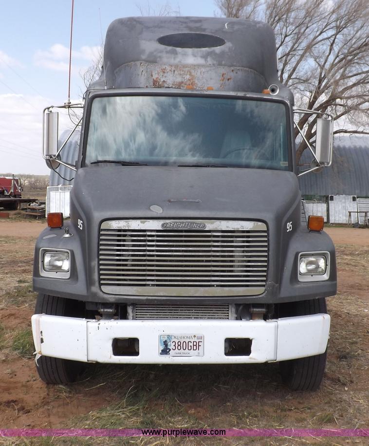 image for item H7181 1995 Freightliner FL106 semi truck