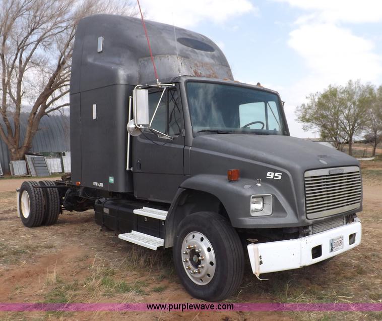image for item H7181 1995 Freightliner FL106 semi truck
