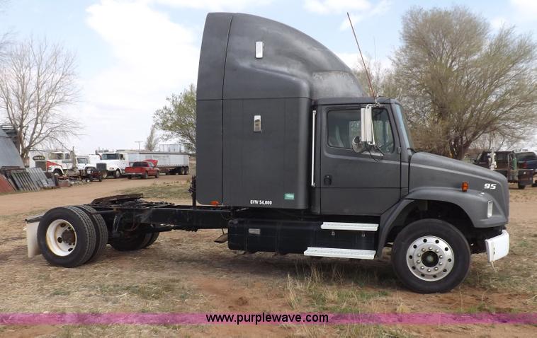 image for item H7181 1995 Freightliner FL106 semi truck