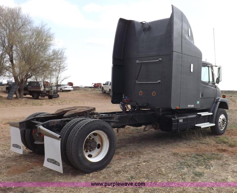 image for item H7181 1995 Freightliner FL106 semi truck