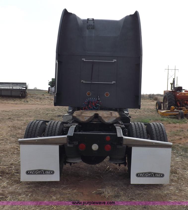 image for item H7181 1995 Freightliner FL106 semi truck