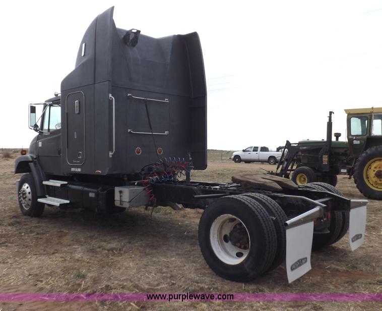 image for item H7181 1995 Freightliner FL106 semi truck