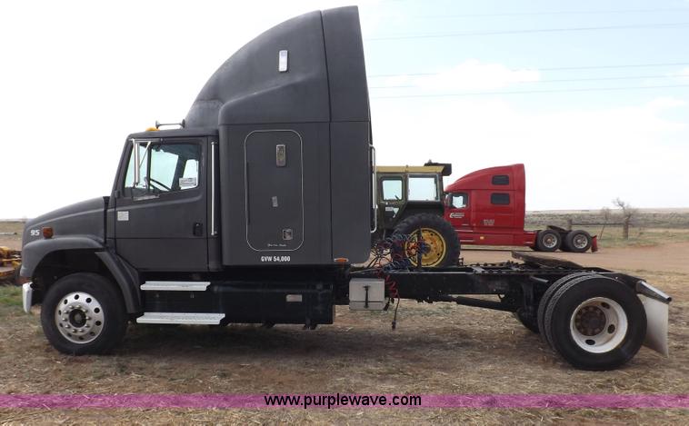 image for item H7181 1995 Freightliner FL106 semi truck