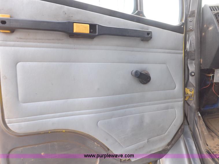 image for item H7181 1995 Freightliner FL106 semi truck