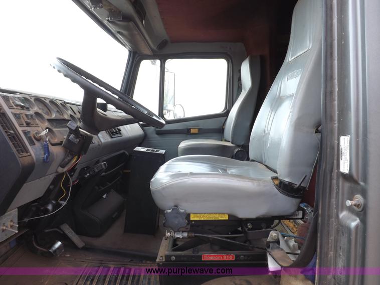 image for item H7181 1995 Freightliner FL106 semi truck