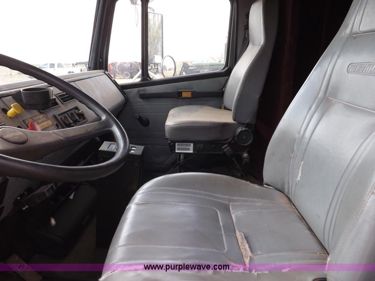 image for item H7181 1995 Freightliner FL106 semi truck