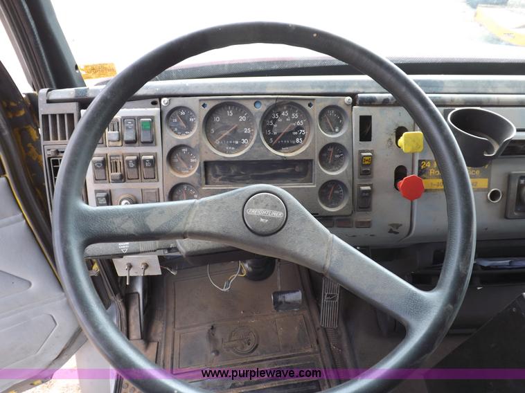 image for item H7181 1995 Freightliner FL106 semi truck