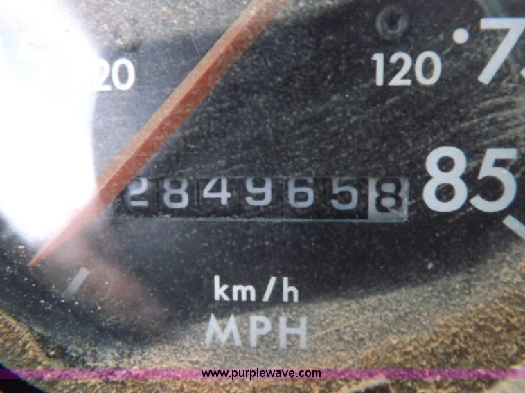 image for item H7181 1995 Freightliner FL106 semi truck