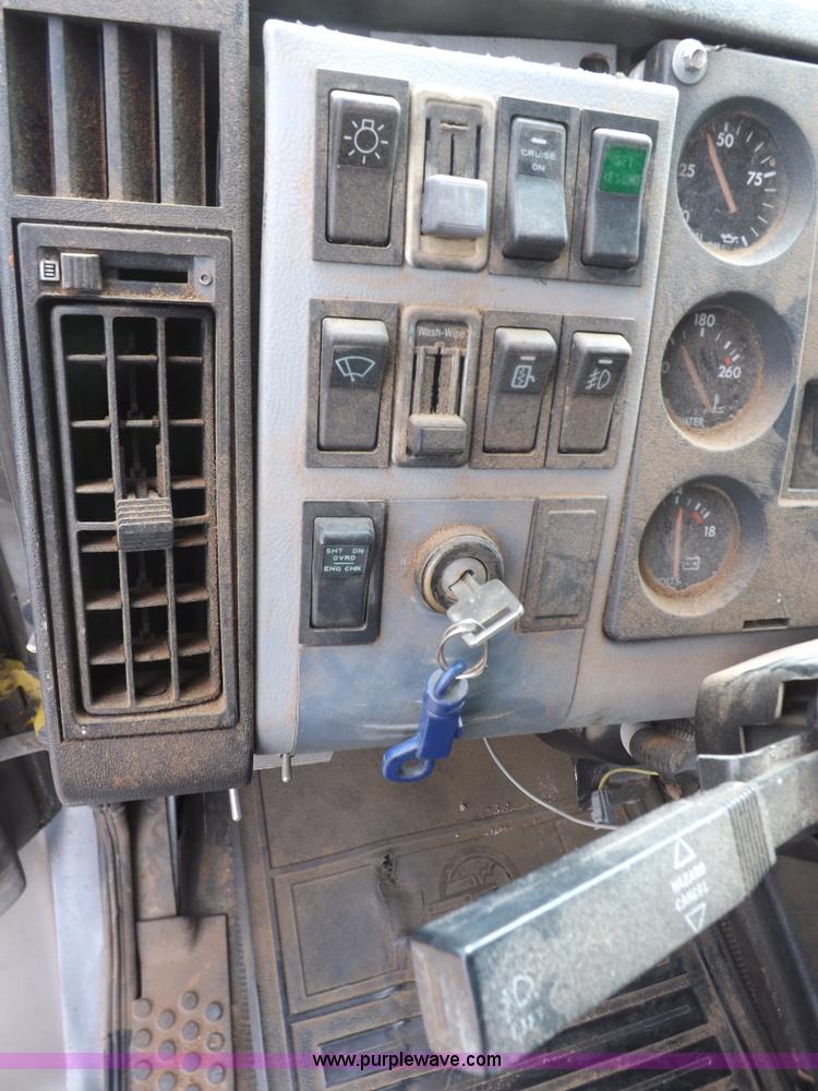 image for item H7181 1995 Freightliner FL106 semi truck