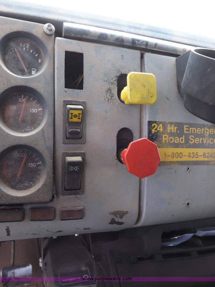 image for item H7181 1995 Freightliner FL106 semi truck