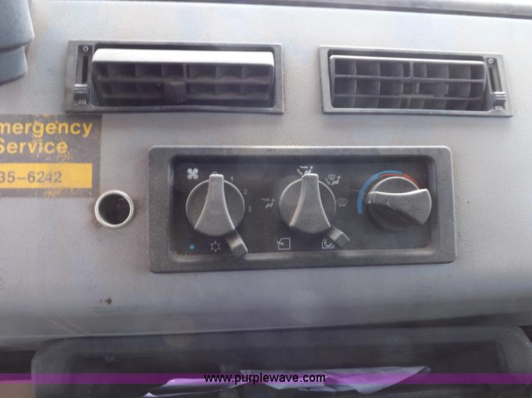 image for item H7181 1995 Freightliner FL106 semi truck