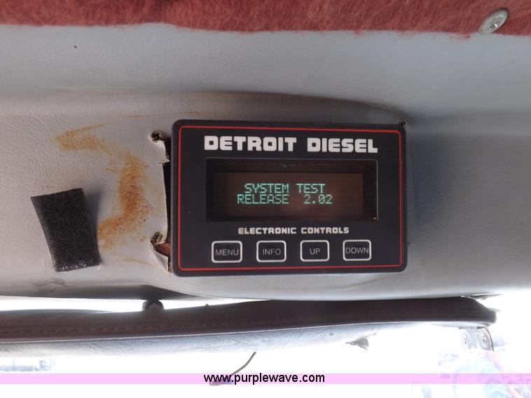 image for item H7181 1995 Freightliner FL106 semi truck