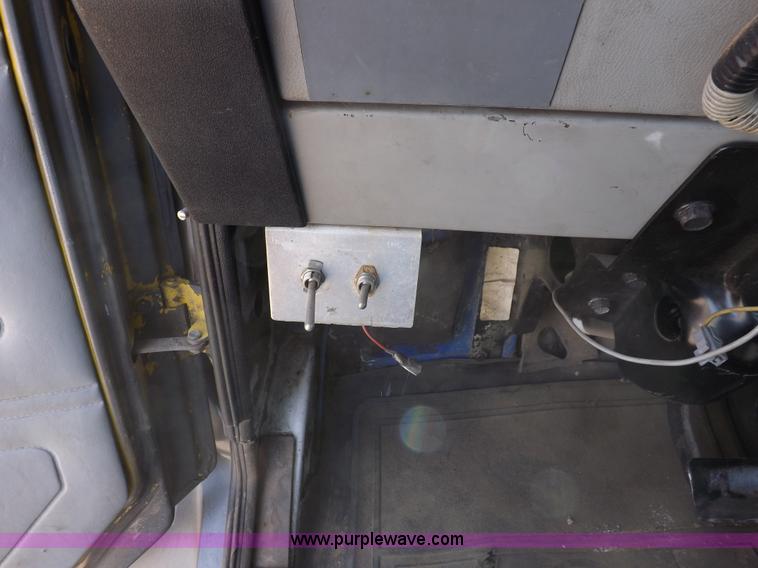 image for item H7181 1995 Freightliner FL106 semi truck