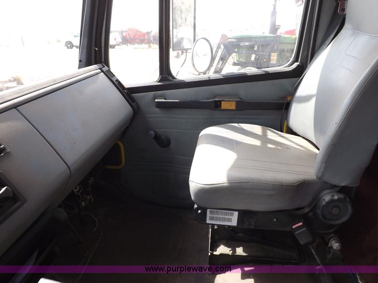 image for item H7181 1995 Freightliner FL106 semi truck