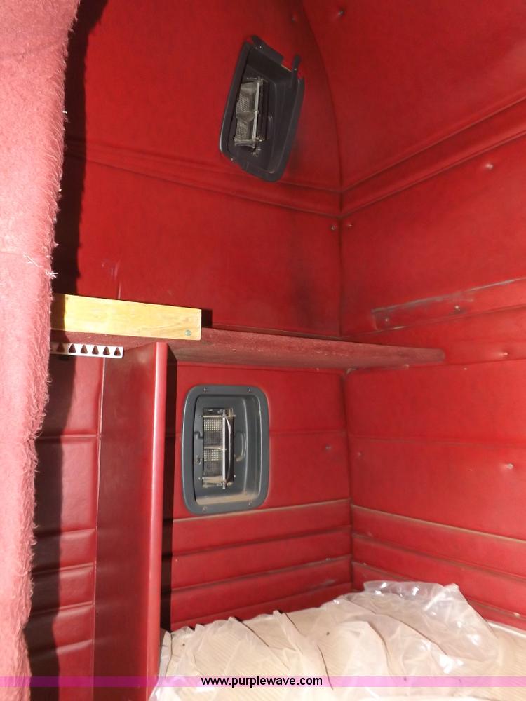 image for item H7181 1995 Freightliner FL106 semi truck