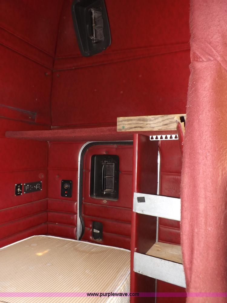 image for item H7181 1995 Freightliner FL106 semi truck