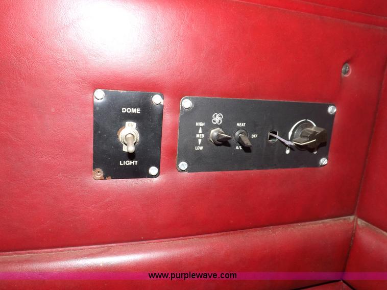 image for item H7181 1995 Freightliner FL106 semi truck