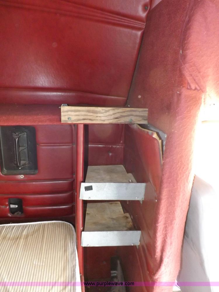 image for item H7181 1995 Freightliner FL106 semi truck