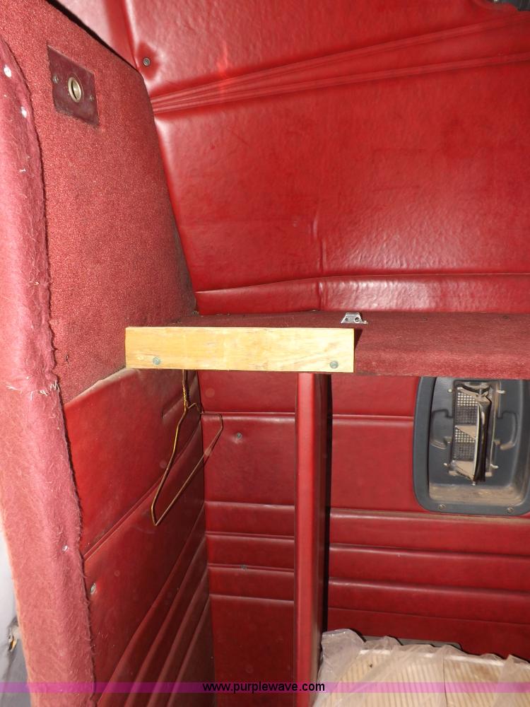 image for item H7181 1995 Freightliner FL106 semi truck