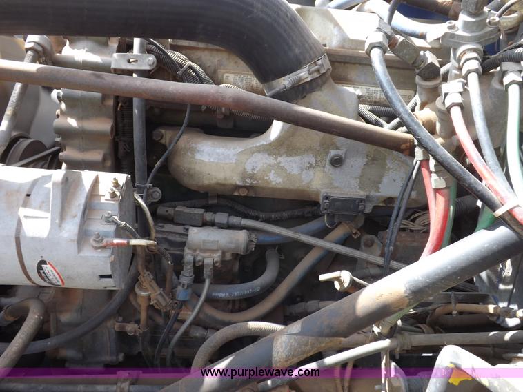 image for item H7181 1995 Freightliner FL106 semi truck