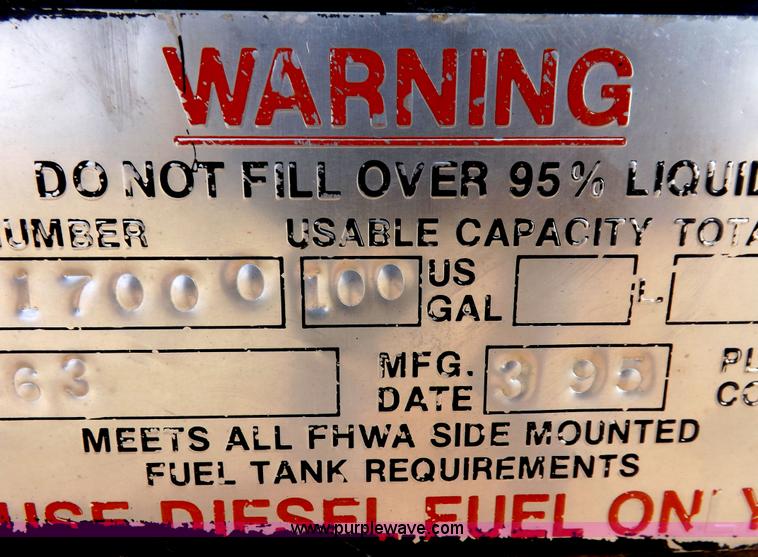 image for item H7181 1995 Freightliner FL106 semi truck