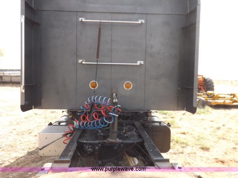 image for item H7181 1995 Freightliner FL106 semi truck