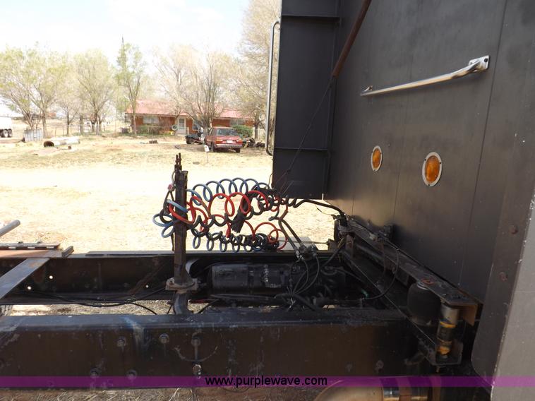 image for item H7181 1995 Freightliner FL106 semi truck