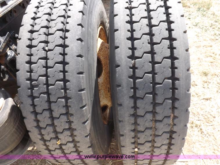 image for item H7181 1995 Freightliner FL106 semi truck