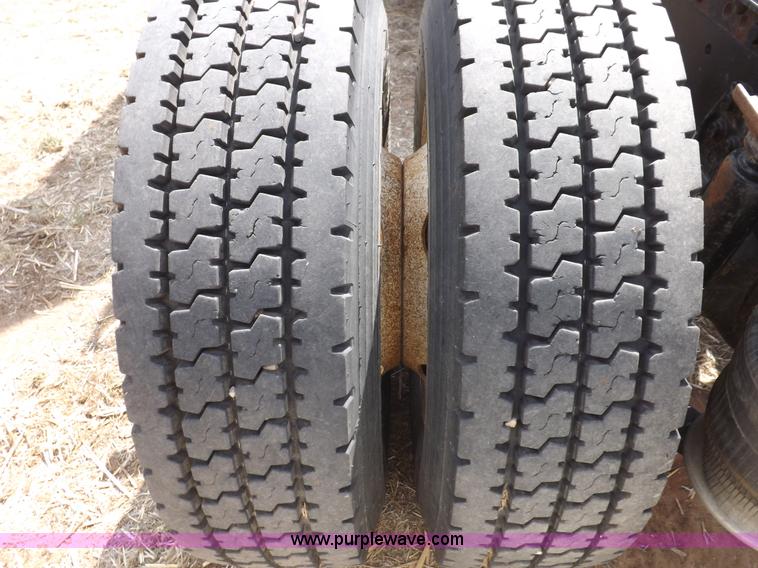 image for item H7181 1995 Freightliner FL106 semi truck