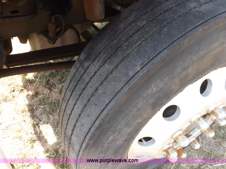 image for item H7181 1995 Freightliner FL106 semi truck