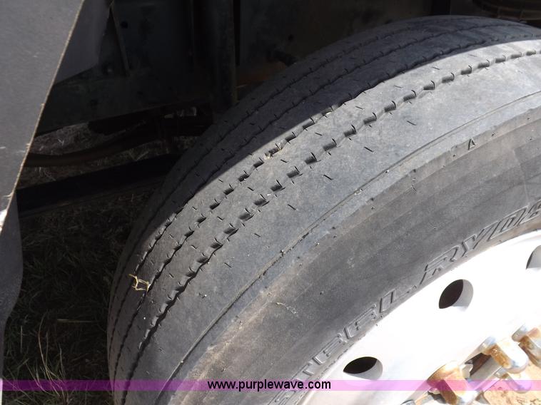 image for item H7181 1995 Freightliner FL106 semi truck