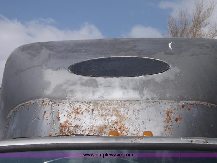 image for item H7181 1995 Freightliner FL106 semi truck