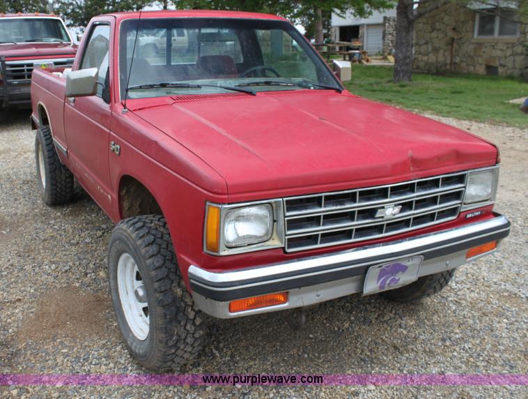 image for item H7499 1984 Chevrolet S10 pickup truck