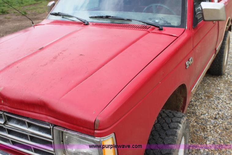 image for item H7499 1984 Chevrolet S10 pickup truck