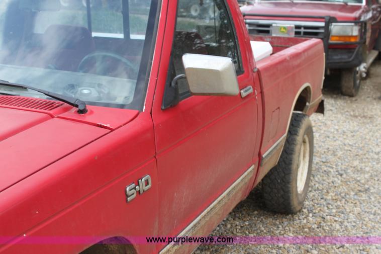 image for item H7499 1984 Chevrolet S10 pickup truck