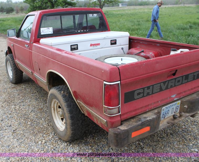 image for item H7499 1984 Chevrolet S10 pickup truck