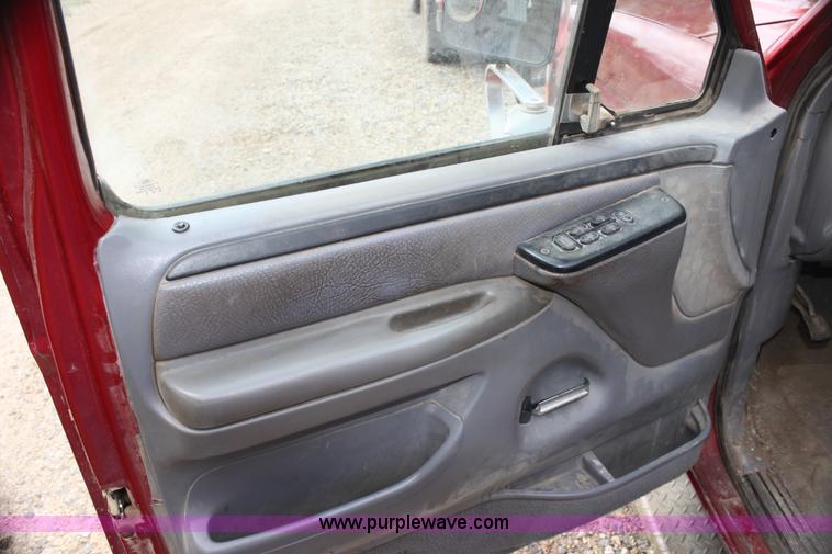 image for item H7500 1997 Ford F350 XLT Crew Cab flatbed pickup truck