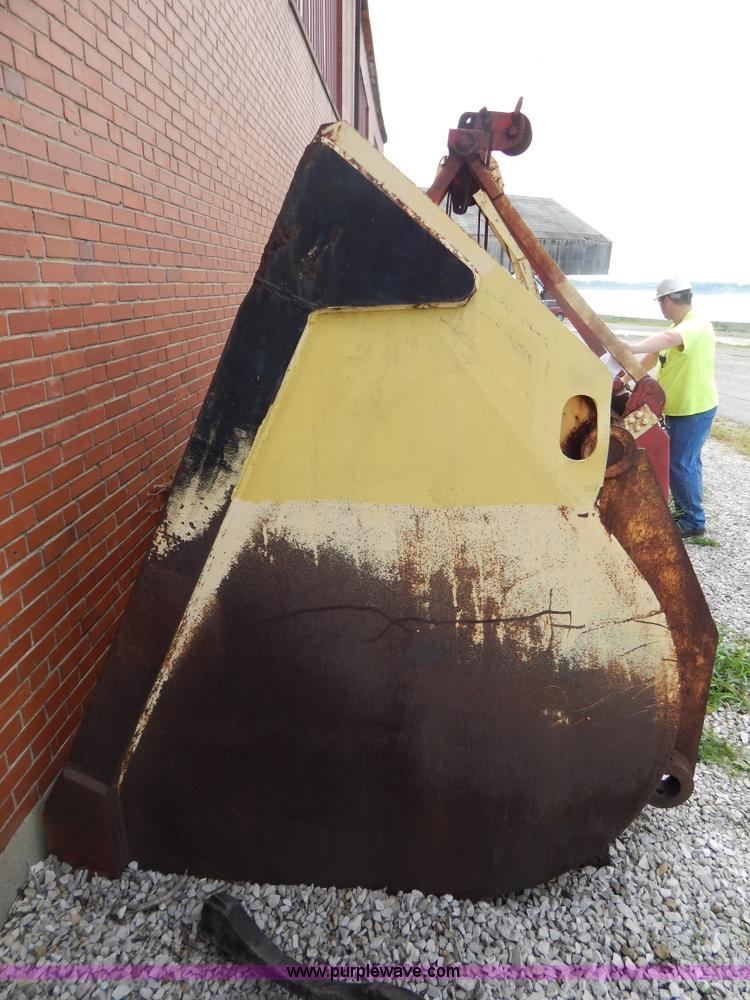 image for item AE9933 92" loader bucket