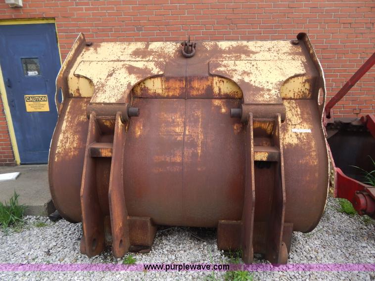 image for item AE9933 92" loader bucket