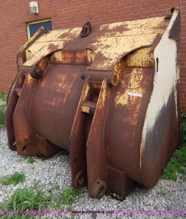 image for item AE9933 92" loader bucket