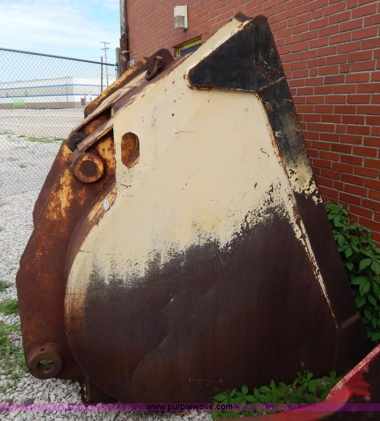 image for item AE9933 92" loader bucket