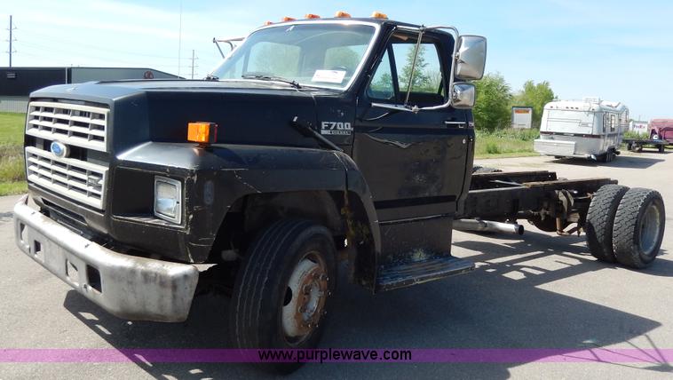 image for item D8075 1989 Ford F700 truck cab and chassis