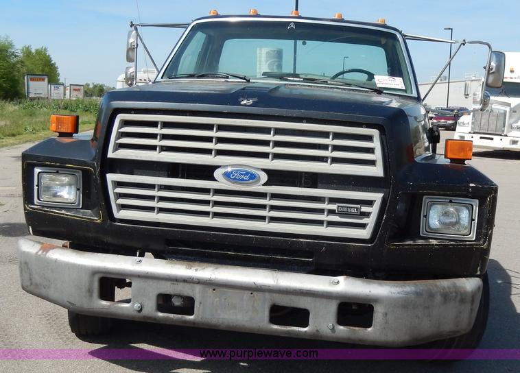 image for item D8075 1989 Ford F700 truck cab and chassis