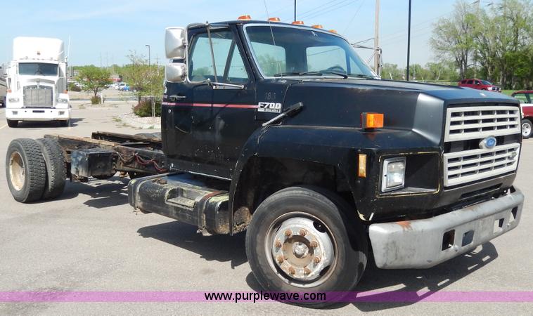 image for item D8075 1989 Ford F700 truck cab and chassis