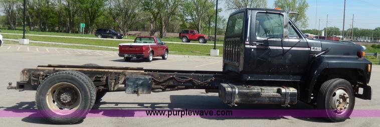 image for item D8075 1989 Ford F700 truck cab and chassis