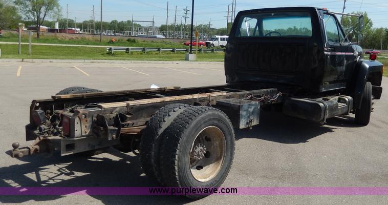 image for item D8075 1989 Ford F700 truck cab and chassis