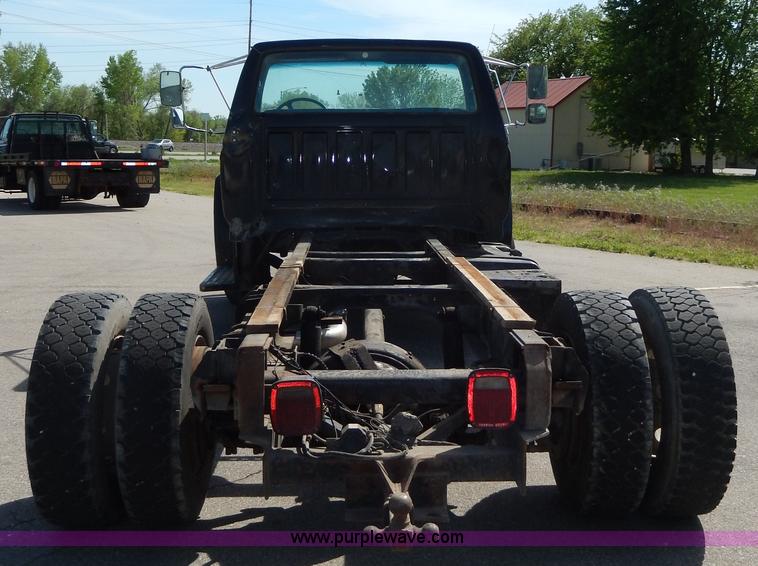 image for item D8075 1989 Ford F700 truck cab and chassis