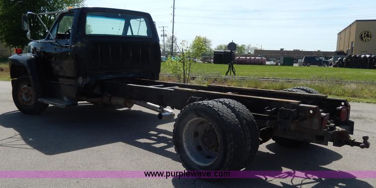 image for item D8075 1989 Ford F700 truck cab and chassis
