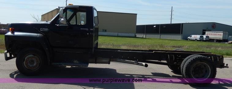 image for item D8075 1989 Ford F700 truck cab and chassis